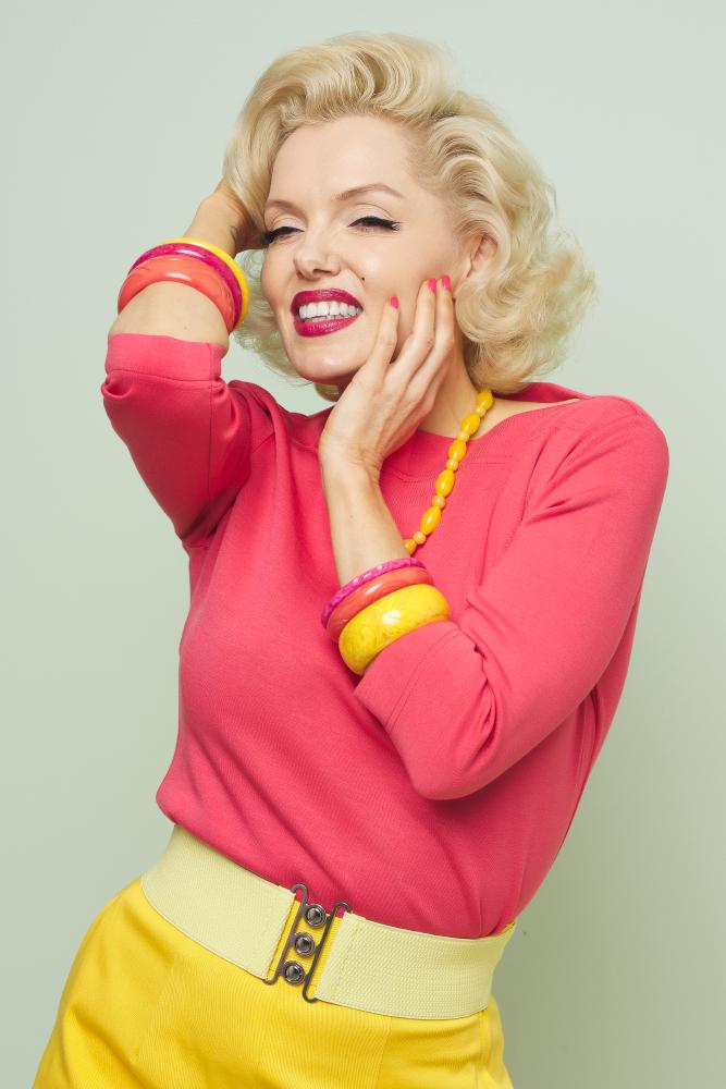 Marilyn Monroe lookalike Suzie Kennedy in Tropical Vintage Style Bangles