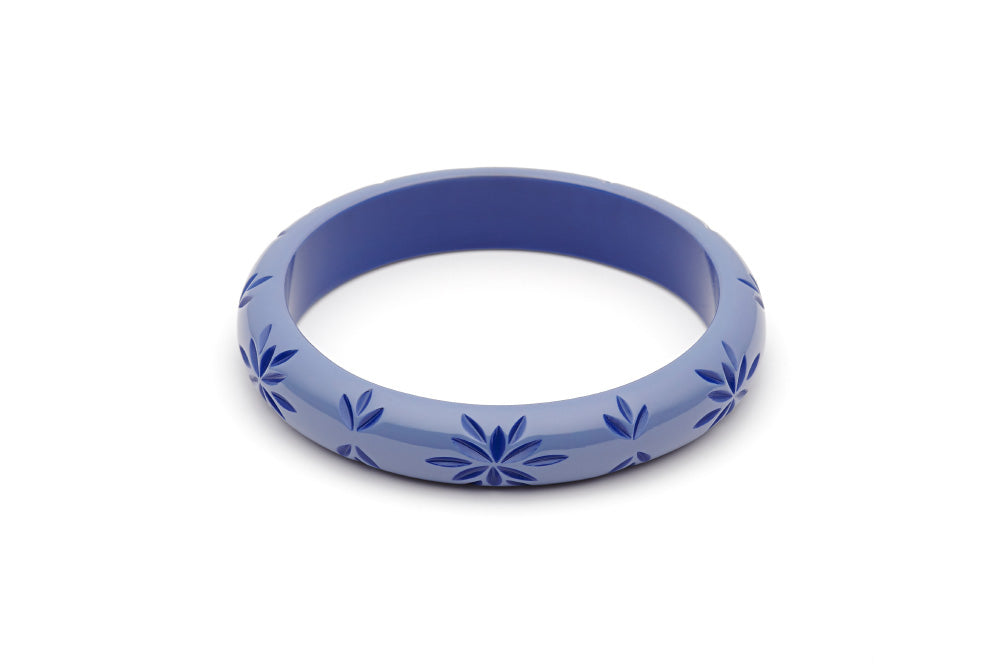 Splendette vintage inspired 1950s style blue Duotone fakelite Midi Forget-Me-Not Carved Bangle in Duchess size