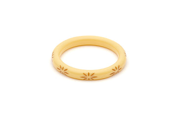 Splendette vintage inspired 1950s style cream carved Duotone fakelite Narrow Lait Carved Bangle in Maiden size
