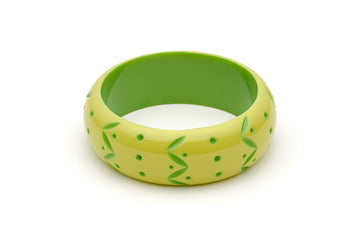 Splendette vintage inspired 1950s style Spring 2021 bright green Duotone fakelite Wide Zest Carved Bangle in Duchess size