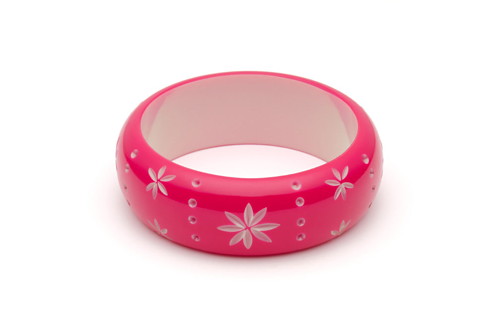 Splendette vintage inspired 1950s pin up style bright pink Duotone fakelite Wide Raspberry Carved Bangle in Duchess size