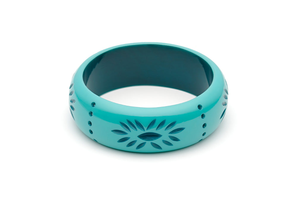 Splendette vintage inspired 1950s style turquoise Duotone fakelite Wide Nymph Carved Bangle in Duchess size