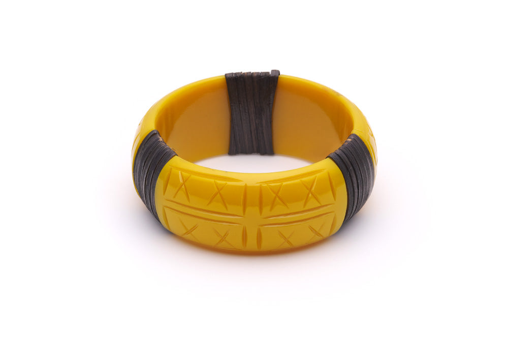 Splendette vintage inspired 1940s 1950s tropical style carved yellow fakelite Wide Ochre Dark Cane Bangle in Classic size.
